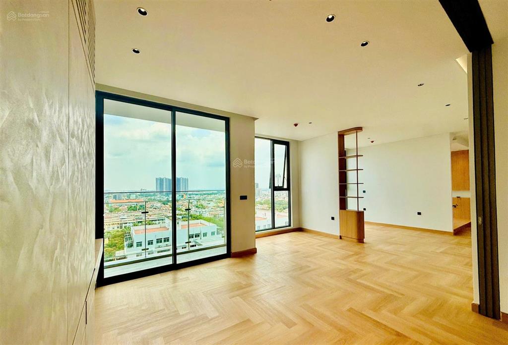 Bán căn penthouse the aurora phú mỹ hưng có sân và ô xe  0939 949 ***  em tú