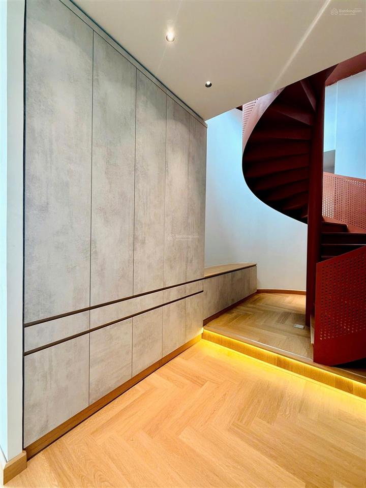 Bán căn penthouse the aurora phú mỹ hưng có sân và ô xe  0939 949 ***  em tú