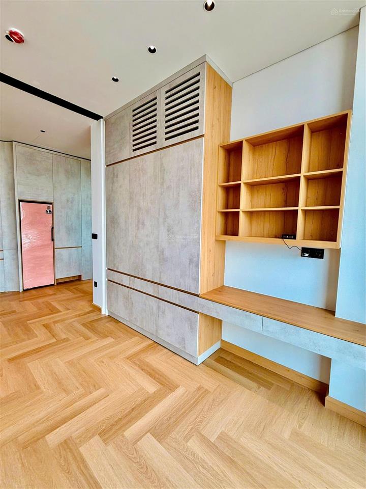 Bán căn penthouse the aurora phú mỹ hưng có sân và ô xe  0939 949 ***  em tú