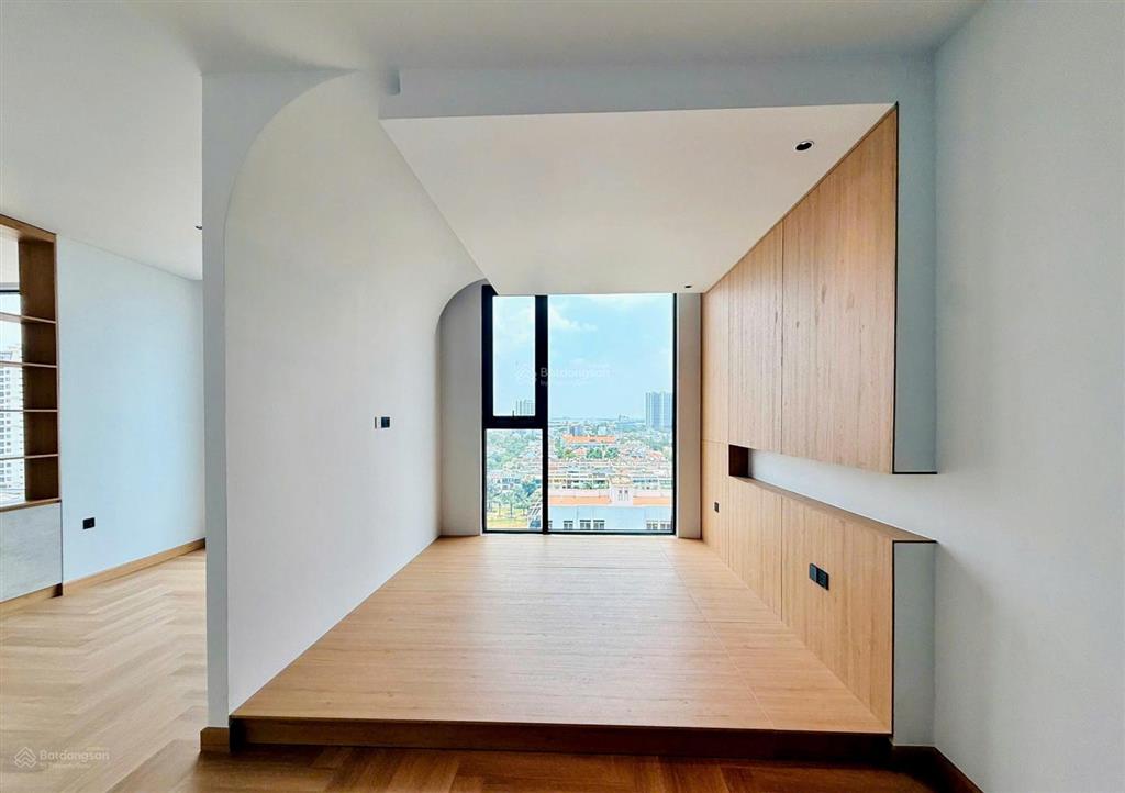 Bán căn penthouse the aurora phú mỹ hưng có sân và ô xe  0939 949 ***  em tú