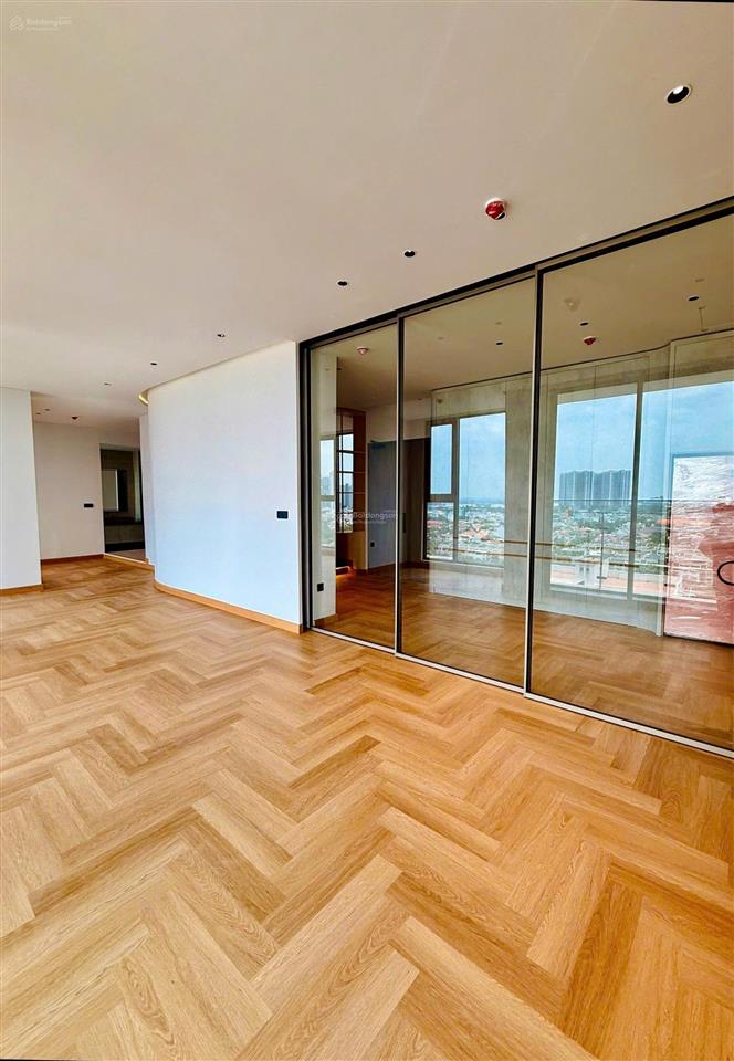 Bán căn penthouse the aurora phú mỹ hưng có sân và ô xe  0939 949 ***  em tú