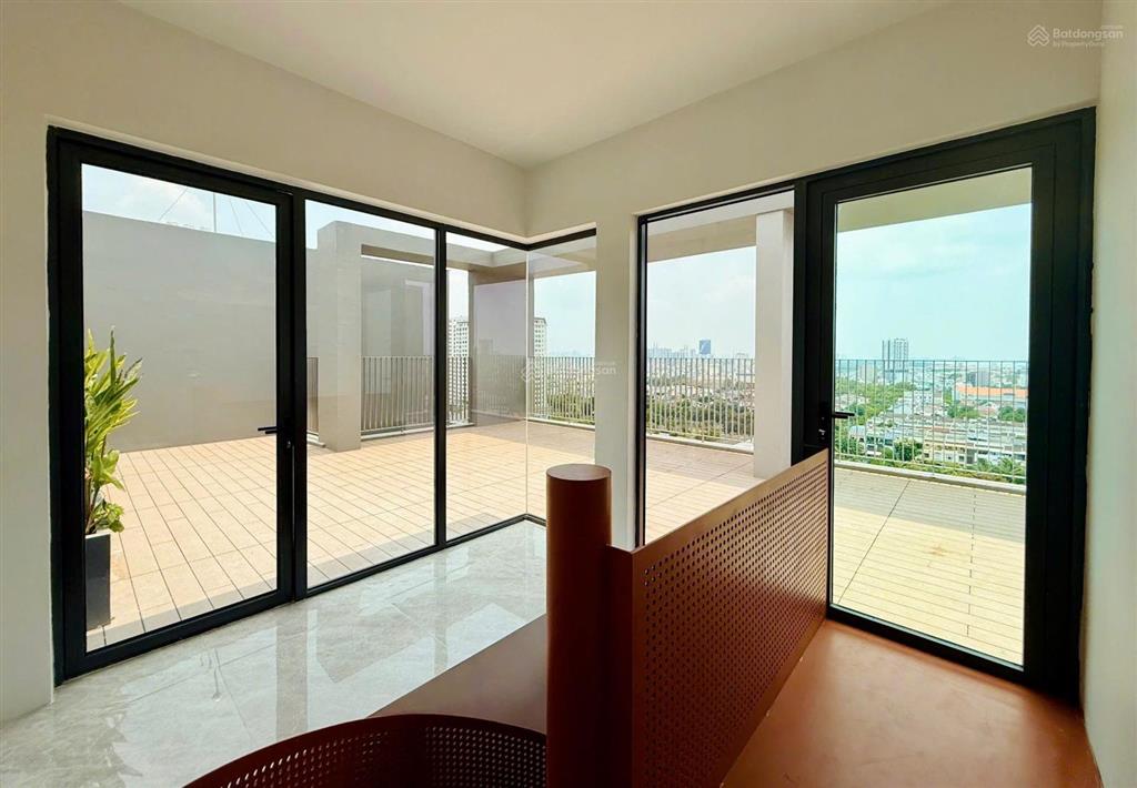 Bán căn penthouse the aurora phú mỹ hưng có sân và ô xe  0939 949 ***  em tú