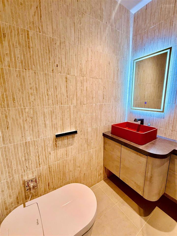 Bán căn penthouse the aurora phú mỹ hưng có sân và ô xe  0939 949 ***  em tú