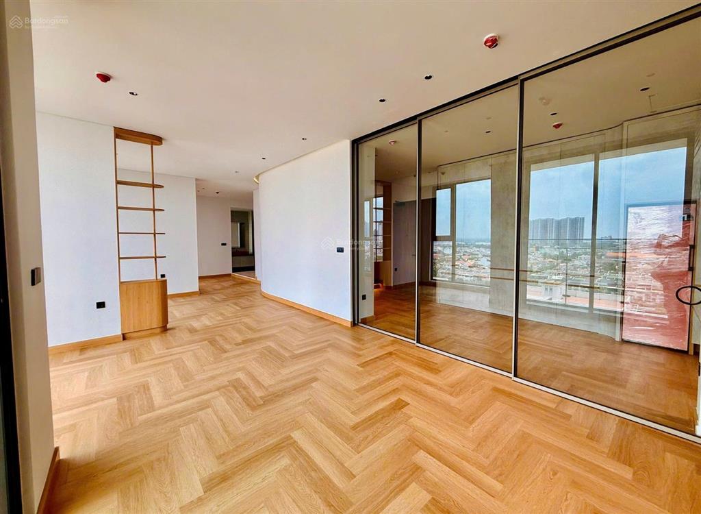 Bán căn penthouse the aurora phú mỹ hưng có sân và ô xe  0939 949 ***  em tú