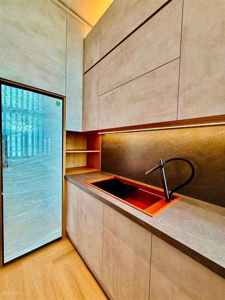 Bán căn penthouse the aurora phú mỹ hưng có sân và ô xe  0939 949 ***  em tú