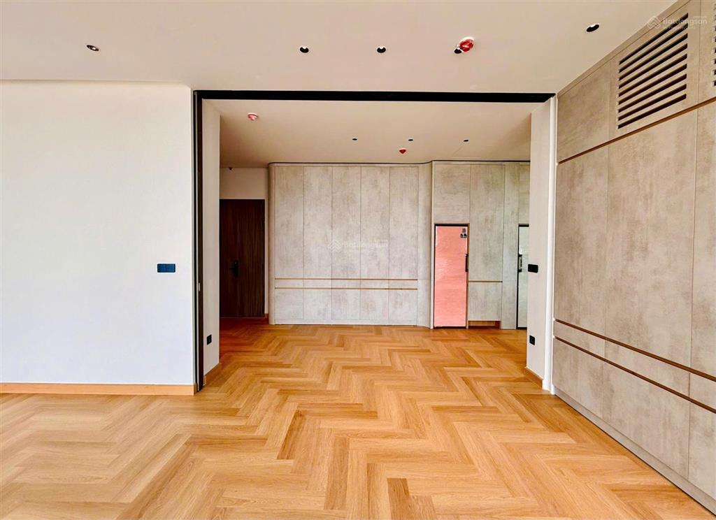 Bán căn penthouse the aurora phú mỹ hưng có sân và ô xe  0939 949 ***  em tú