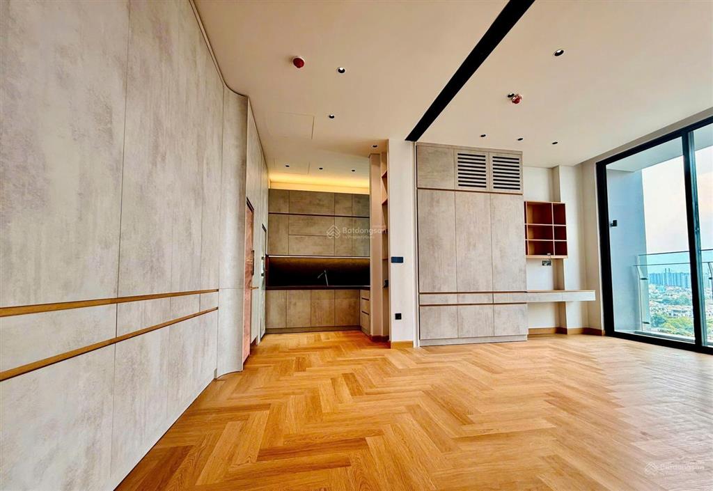 Bán căn penthouse the aurora phú mỹ hưng có sân và ô xe  0939 949 ***  em tú