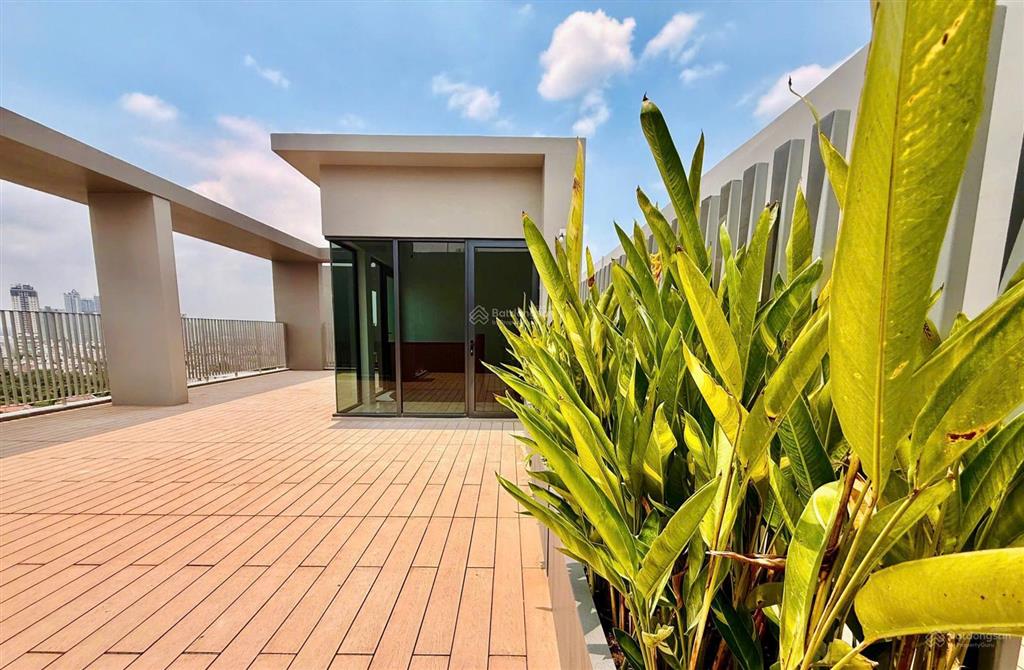 Bán căn penthouse the aurora phú mỹ hưng có sân và ô xe  0939 949 ***  em tú