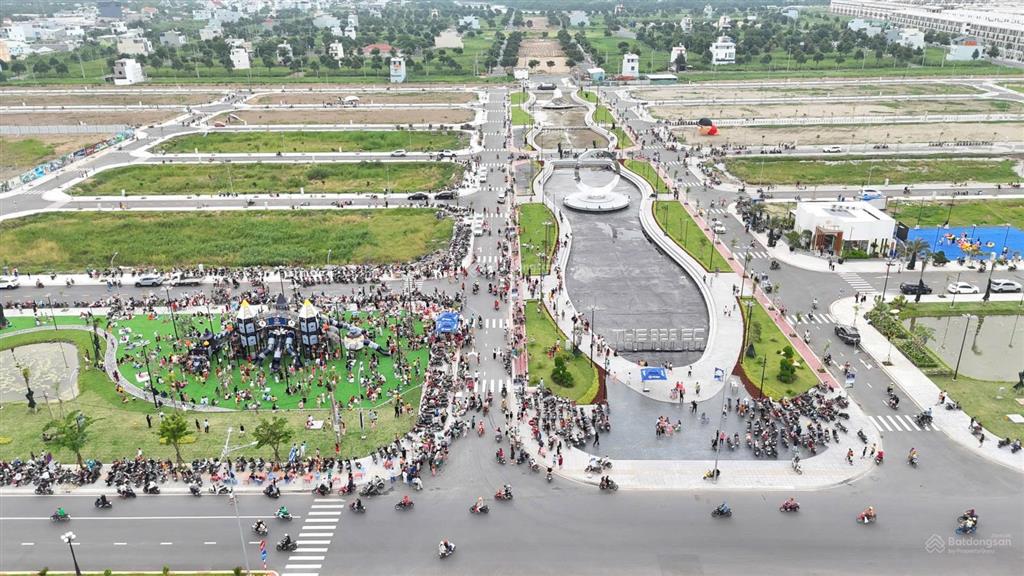 Kẹt tiền bán huề vốn nền phố góc hông the 826 chênh nhẹ cho khách thiện chí