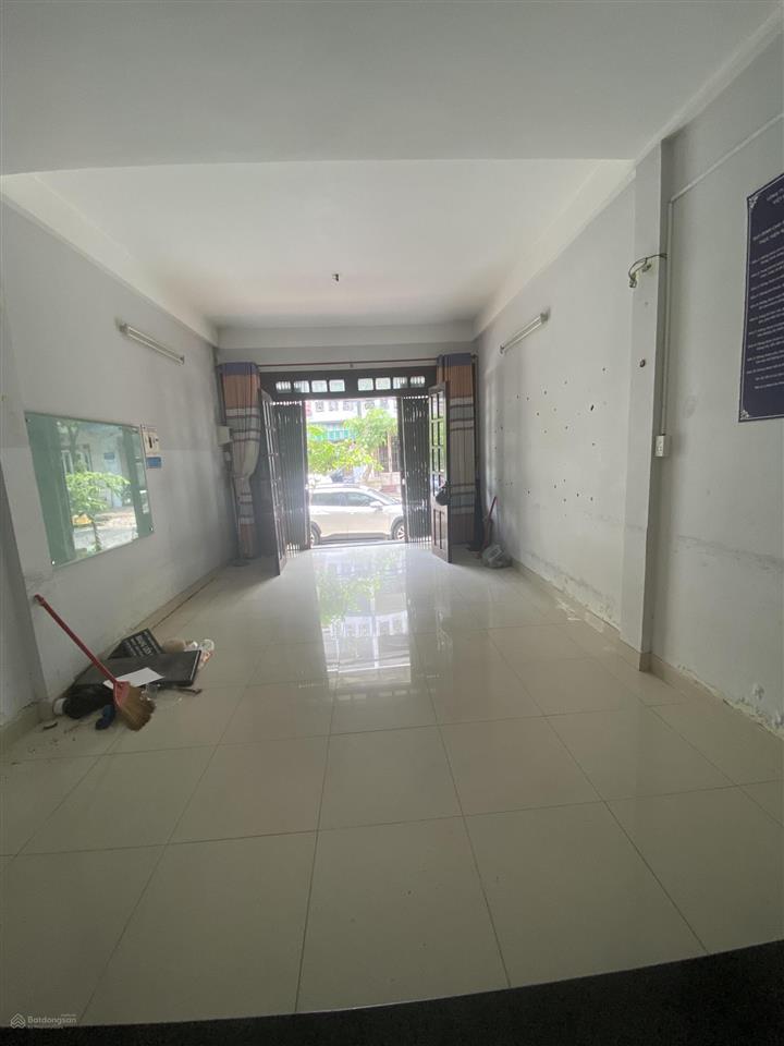 Cho thuê nhà 3 tầng sân thượng kdc nam long phú thuận quận 7. giá 20tr