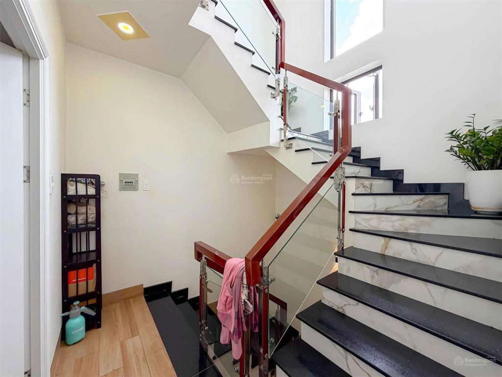 Bán nhà mặt tiền hẻm 1283 huỳnh tấn phát, nhà mới đẹp giá tham khảo tốt trong khu vực.