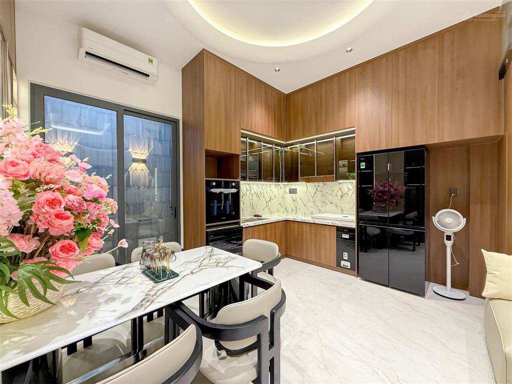 Kẹt tiền cần bán gấp căn nhà mới xây có gara ô tô nhà full nội thất