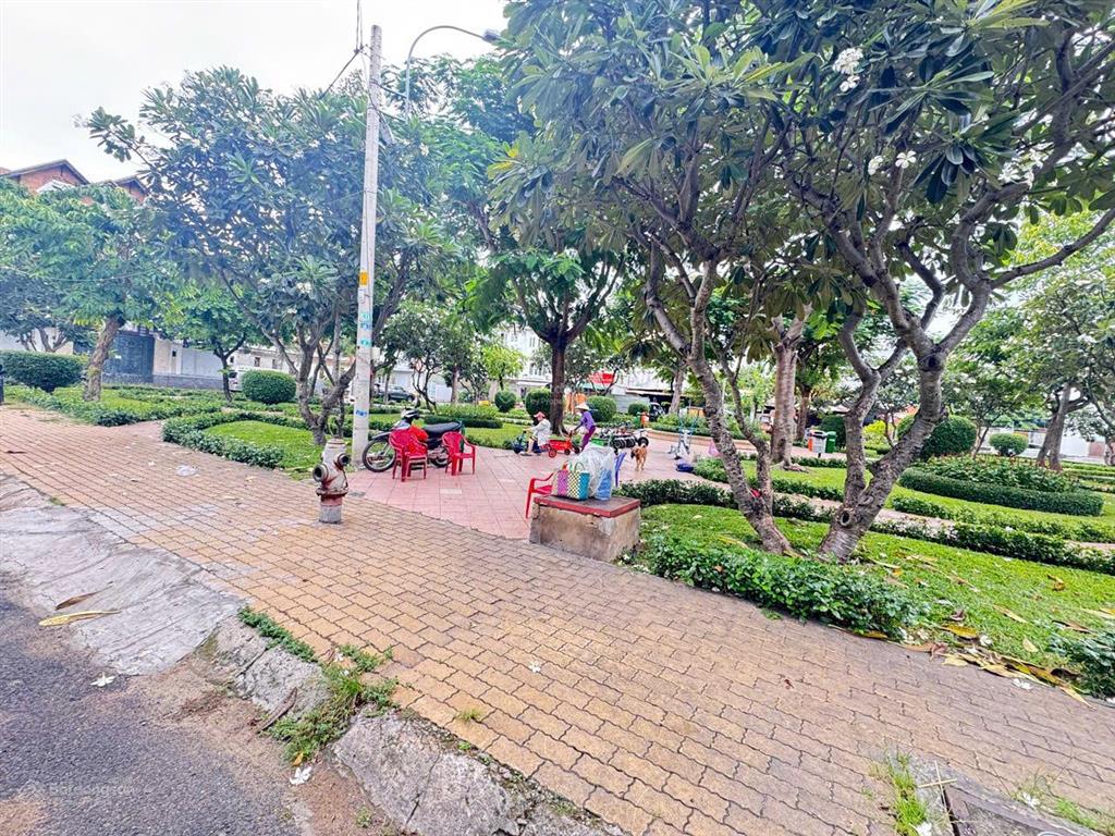 Biệt thự 18,5x16m, 3 tầng, kdc bông sao, p.5, q.8