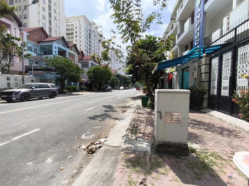 Cần cho thuê biệt thự 8x20, 3 lầu kdc him lam 6a, giá 45tr ms viêm 0938 971 ***