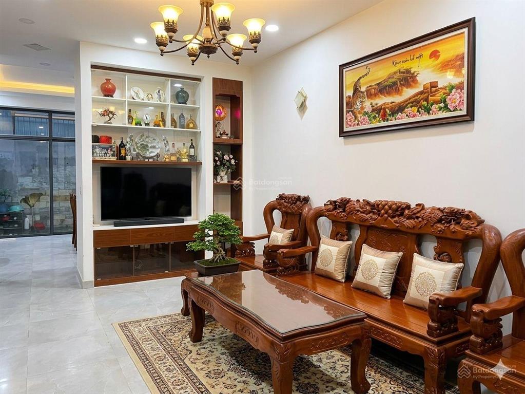 Bán nhà 3 tầng. mặt tiền đường số, 4 phòng ngủ. 5 toilet. giá 12,9 tỷ. sổ hồng hoàn công chính chủ.