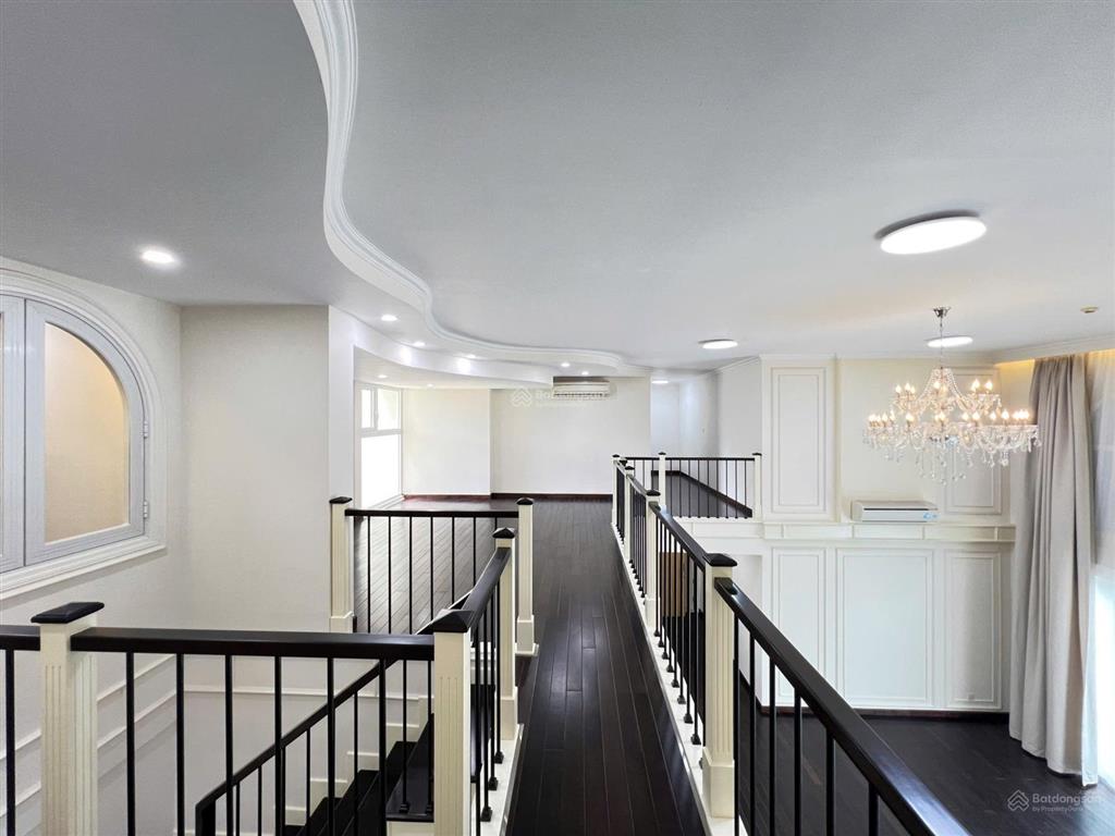 Kẹt tiền bán nhanh căn duplex gốc đường lớn view thoáng 345m2 giá 23.9 tỷ full nthat cao cấp.