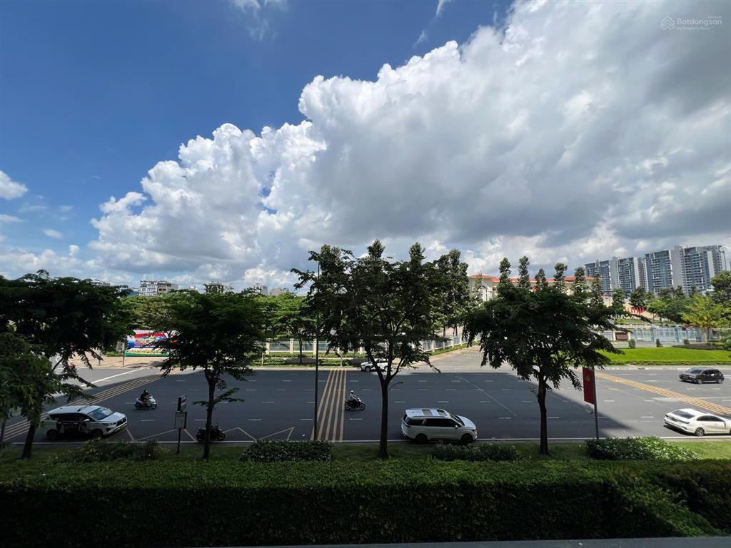 Kẹt tiền bán nhanh căn duplex gốc đường lớn view thoáng 345m2 giá 23.9 tỷ full nthat cao cấp.