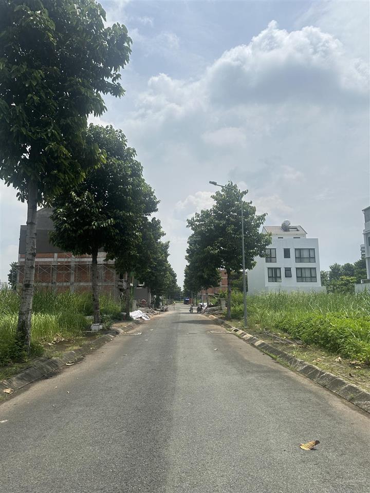 Bán gấp lô đất kdc nam phan đỗ xuân hợp sát global city. dt 9x16. giá 13.5 tỷ vị trí đẹp thoáng.