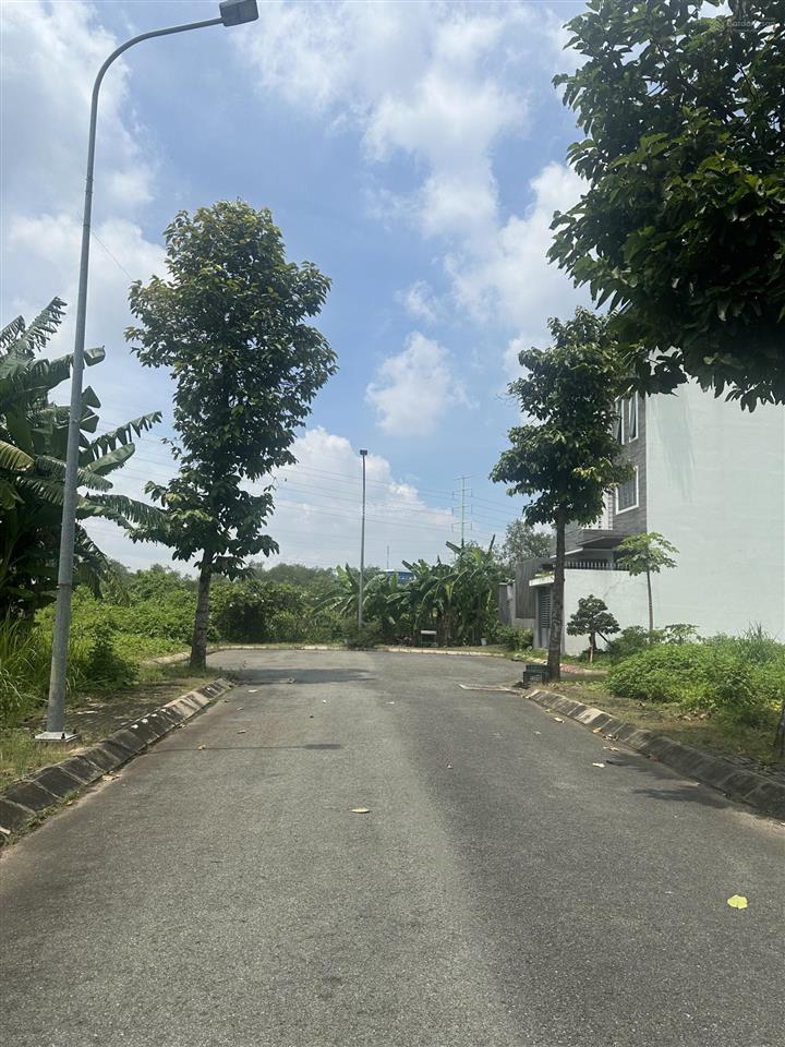 Bán gấp lô đất kdc nam phan đỗ xuân hợp sát global city. dt 9x16. giá 13.5 tỷ vị trí đẹp thoáng.