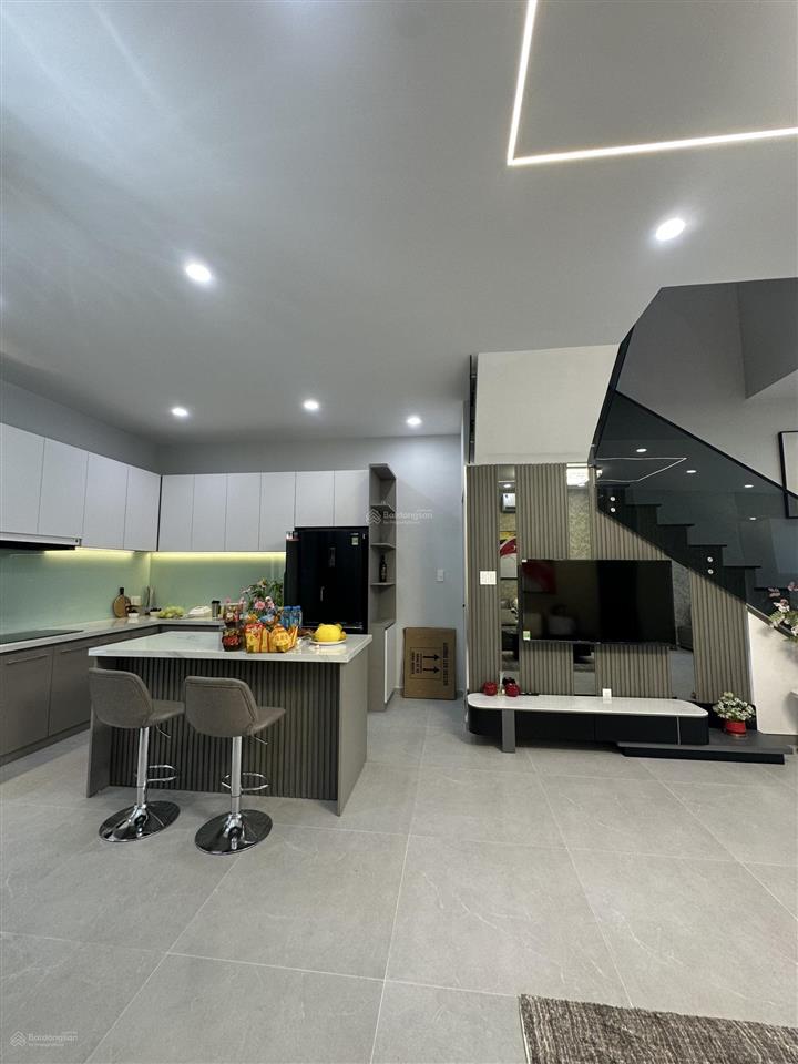 Cho thuê nhà verosa, nhà mới đẹp, dt 6x17, giá 45tr, bao phí ql, trục đường to.