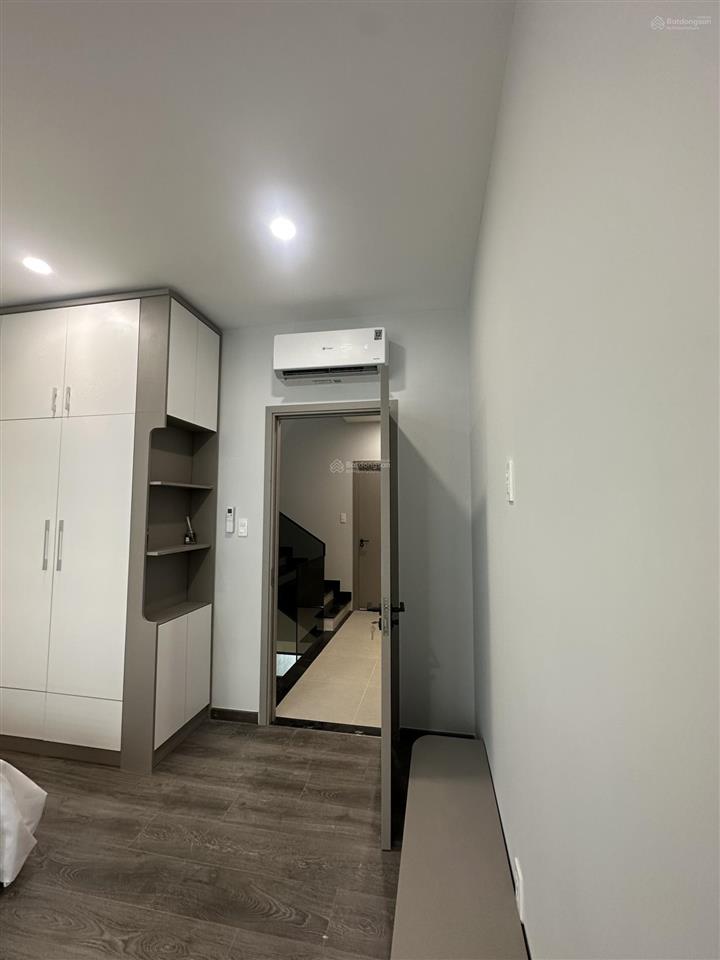 Cho thuê nhà verosa, nhà mới đẹp, dt 6x17, giá 45tr, bao phí ql, trục đường to.