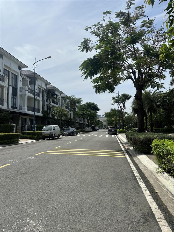 Cho thuê nhà verosa, nhà mới đẹp, dt 6x17, giá 45tr, bao phí ql, trục đường to.