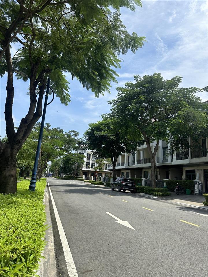 Cho thuê nhà verosa, nhà mới đẹp, dt 6x17, giá 45tr, bao phí ql, trục đường to.