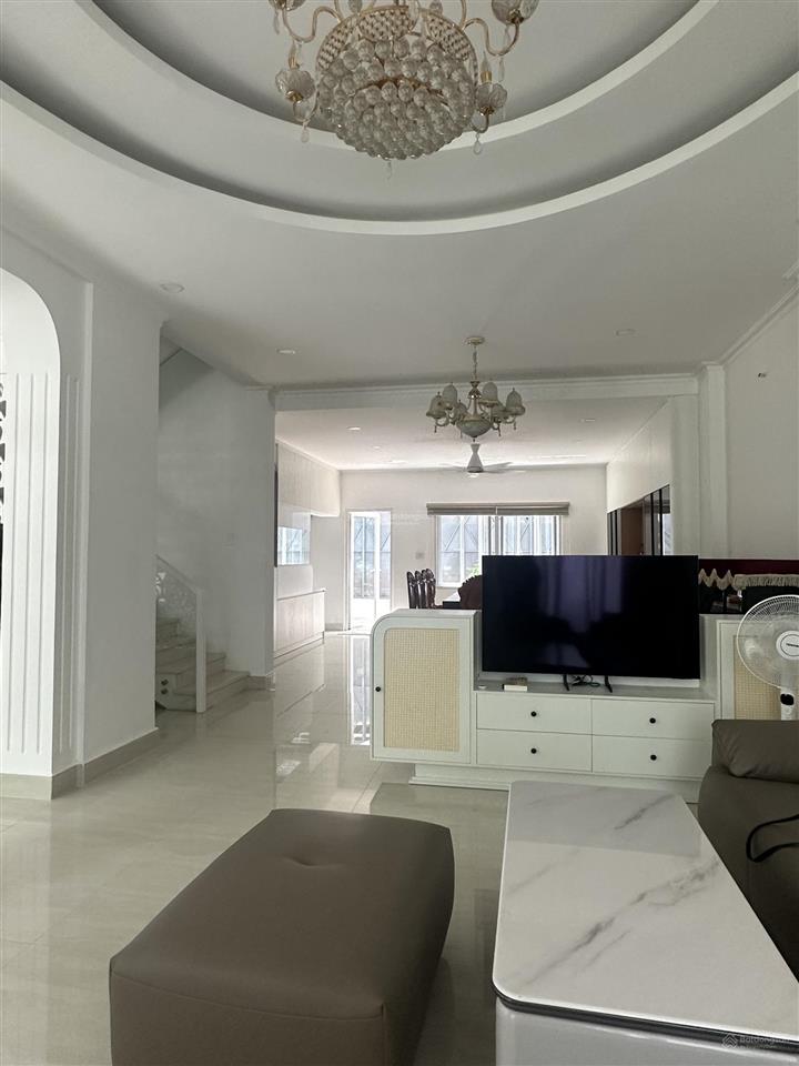 Cho thuê căn villa park nhà mới, dt 8x20m full nt, giá 40tr/tháng. thiết kế 4  5pn, xem nhà 24/7