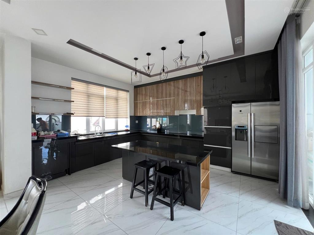 Cho thuê biệt thự 3 lầu sân thượng nội thất đầy đủ ở và văn phòng cty dài hạn