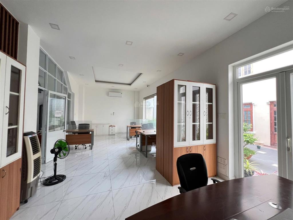 Cho thuê biệt thự 3 lầu sân thượng nội thất đầy đủ ở và văn phòng cty dài hạn