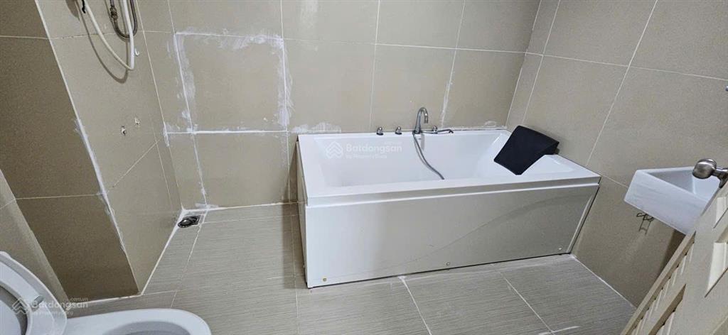Căn hộ eratown đức khải 161m2 có nội thất giá thuê 14tr còn thương lượng. 0909 448 *** thu hiền