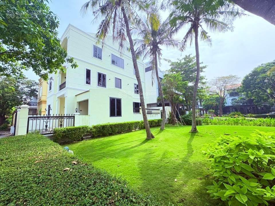 Bán bt siêu hời tại khu phố nam thông i, 68 tỷ, 198m2, góc công viên đường lớn. 0917 554 *** lợi