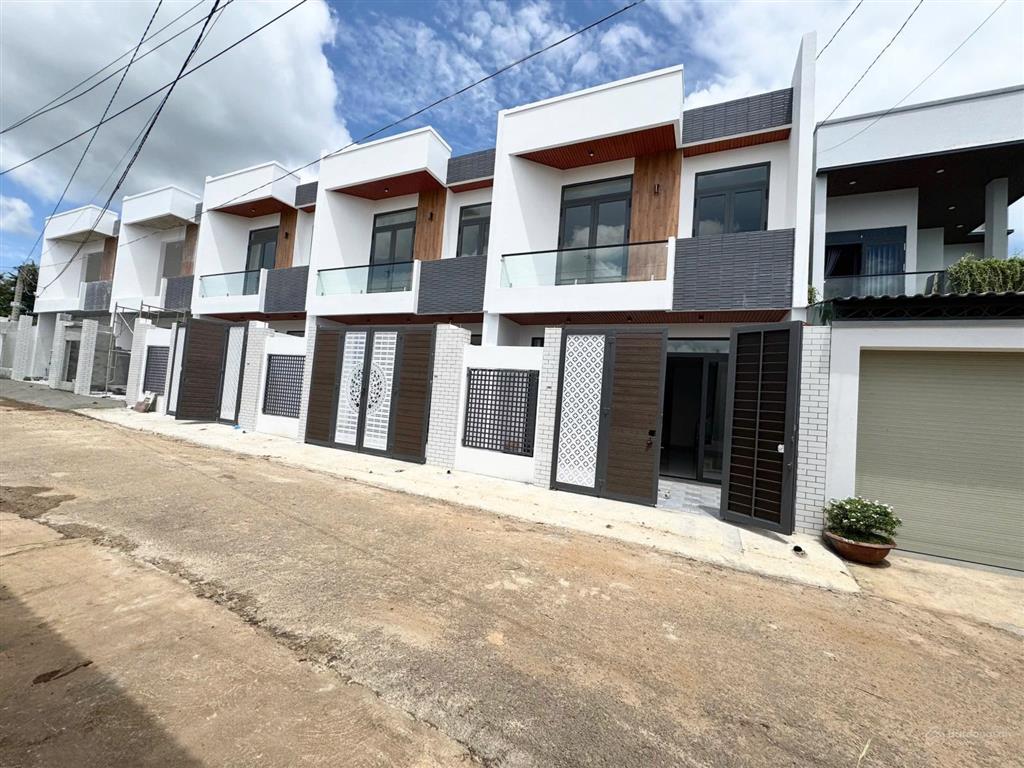 Bán nhà h đơk y wang nối dài, eakao, daklak. dt 78,6m2 2 lầu full nội thất chỉ 2,450 tỷ 0933 566 ***