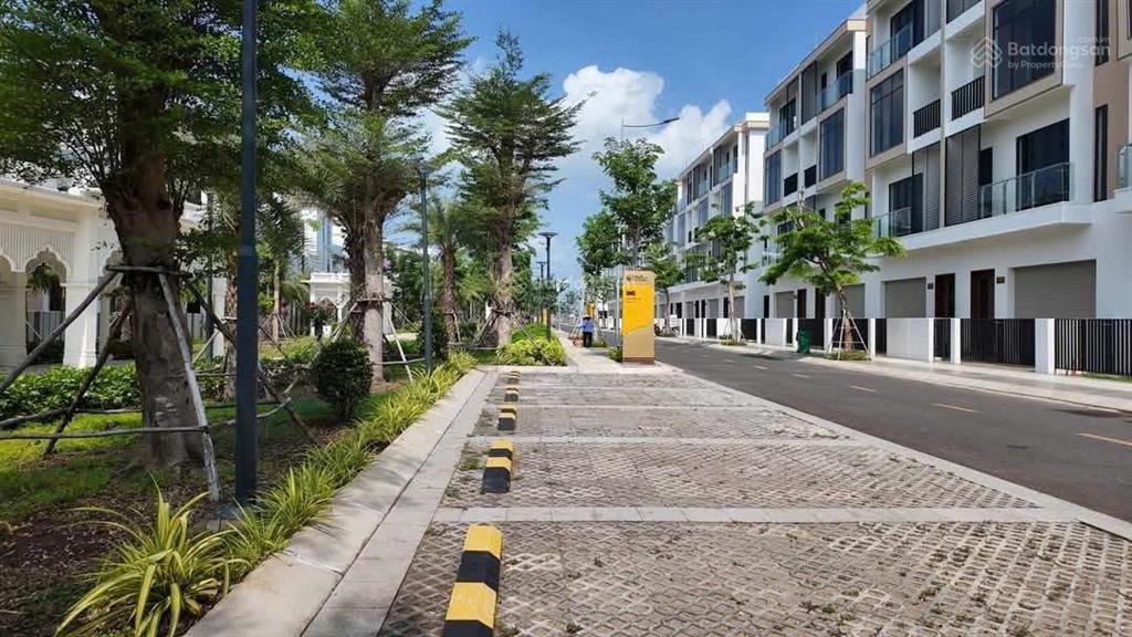 Bán căn nhà phố liền kề 108m2, 4 tầng đối diện công viên phố ẩm thực t&t millennia