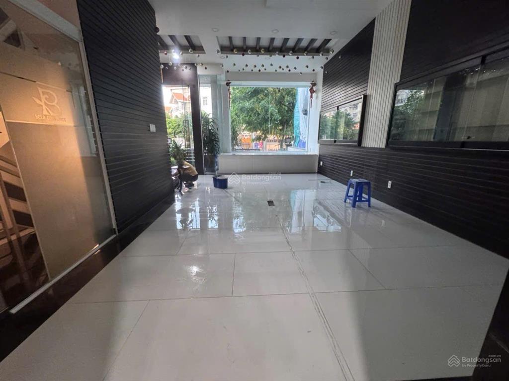 Cho thuê tầng trệt mặt tiền hoàng trọng mậu