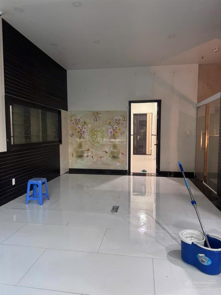 Cho thuê tầng trệt mặt tiền hoàng trọng mậu