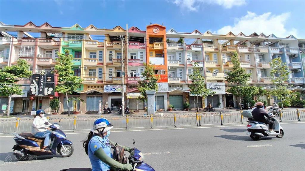 Bán đất tặng 10 căn nhà trọ, vị trí rất đẹp, hẻm thông thoáng, dt 10x18m