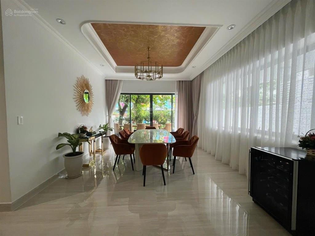 Bán biệt thự góc công viên mỹ phước phú mỹ hưng. nhà mới