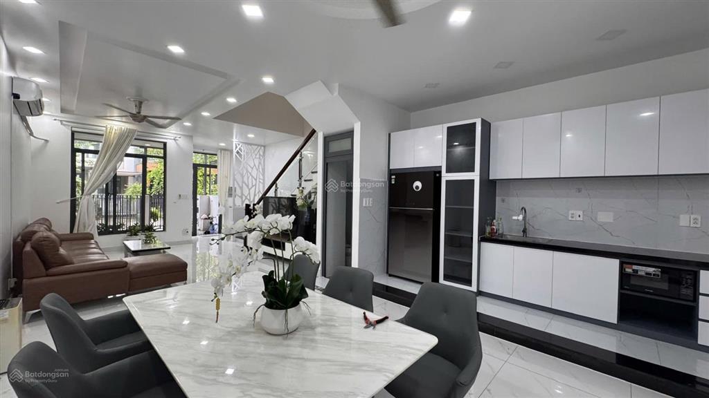 Bán nhà liền kề lavila phước kiển 5.5x17.6m 3 tầng giá 12.99 tỷ