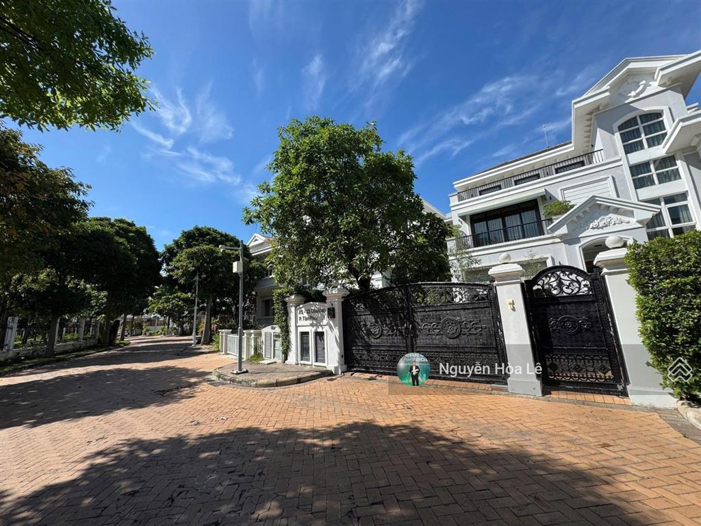 Cho thuê biệt thự chateau 4 phú mỹ hưng, diện tích 580m2 có hồ bơi, hầm, 5 phòng ngủ