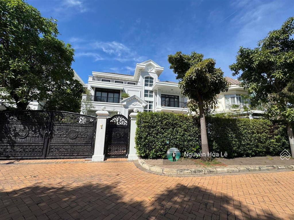 Cho thuê biệt thự chateau 4 phú mỹ hưng, diện tích 580m2 có hồ bơi, hầm, 5 phòng ngủ