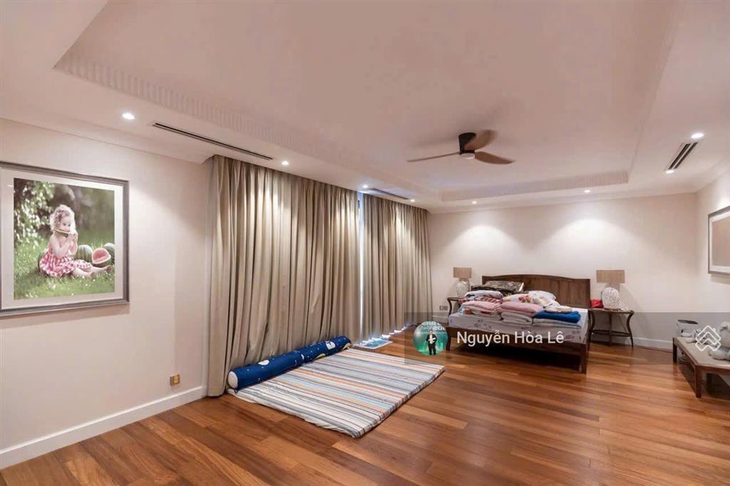 Cho thuê biệt thự chateau 4 phú mỹ hưng, diện tích 580m2 có hồ bơi, hầm, 5 phòng ngủ