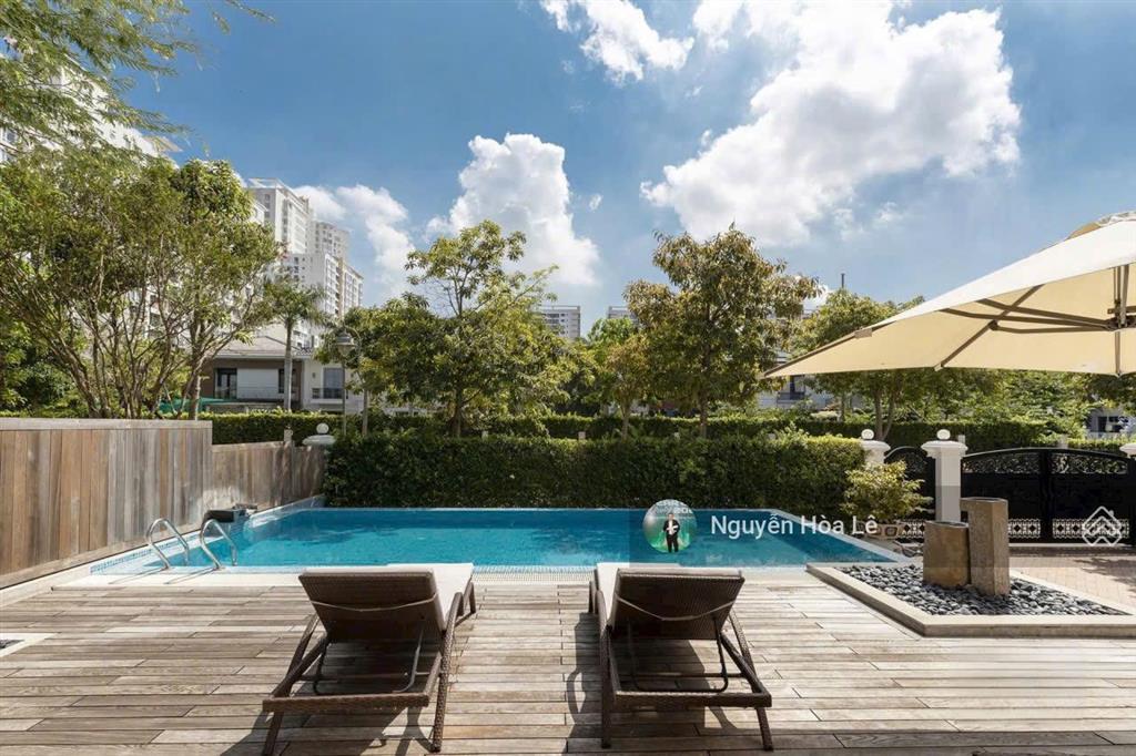Cho thuê biệt thự chateau 4 phú mỹ hưng, diện tích 580m2 có hồ bơi, hầm, 5 phòng ngủ