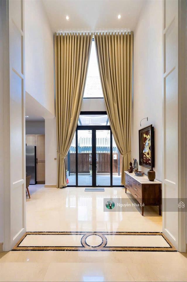 Cho thuê biệt thự chateau 4 phú mỹ hưng, diện tích 580m2 có hồ bơi, hầm, 5 phòng ngủ