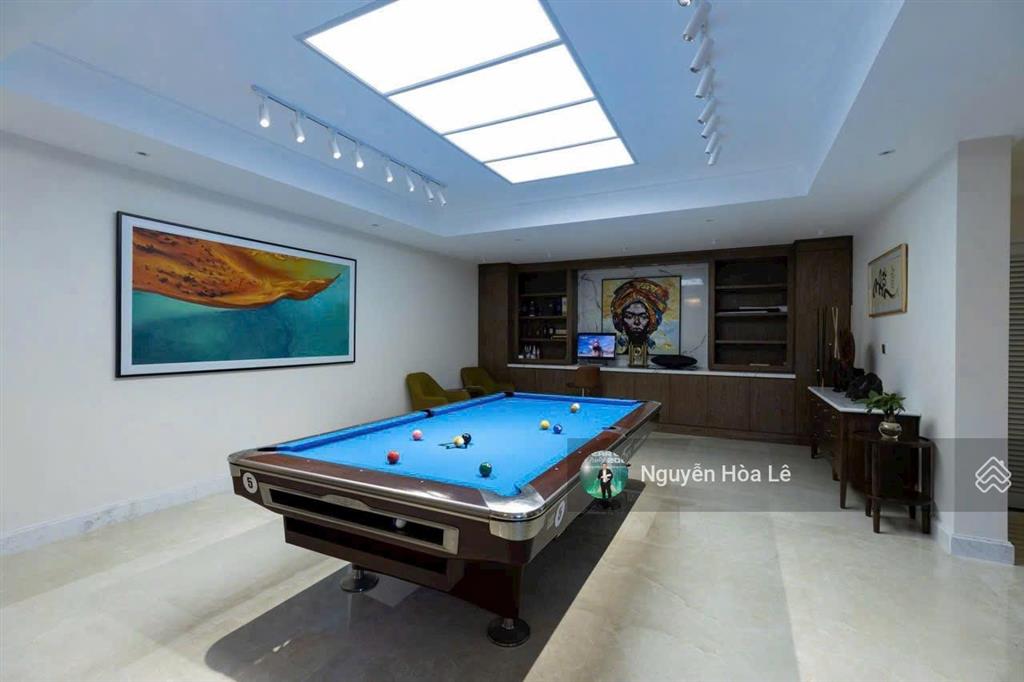 Cho thuê biệt thự chateau 4 phú mỹ hưng, diện tích 580m2 có hồ bơi, hầm, 5 phòng ngủ