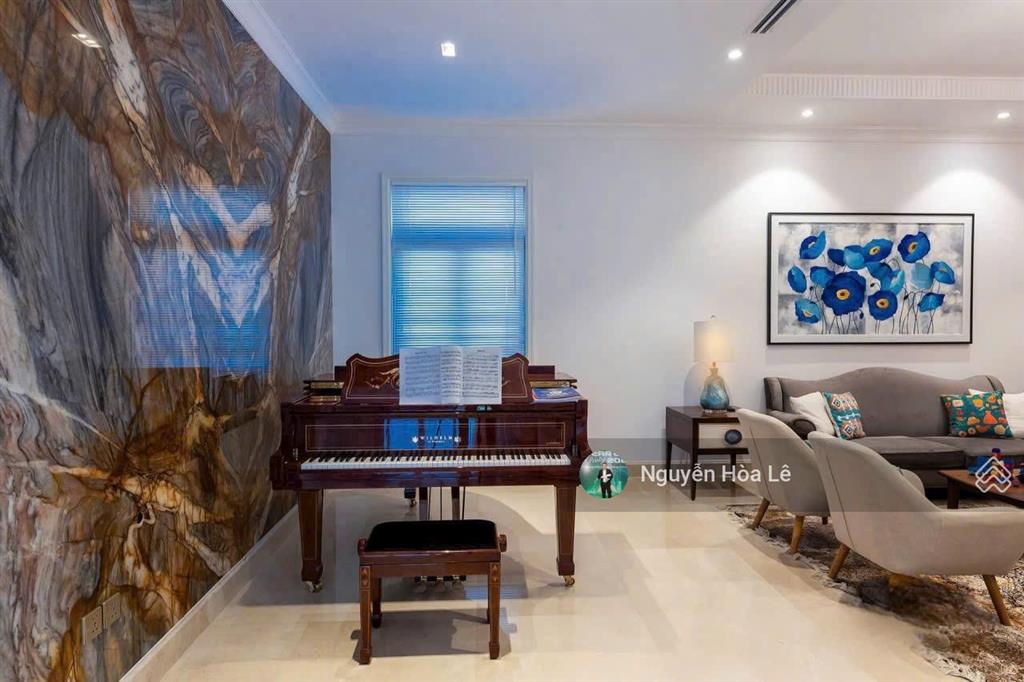 Cho thuê biệt thự chateau 4 phú mỹ hưng, diện tích 580m2 có hồ bơi, hầm, 5 phòng ngủ