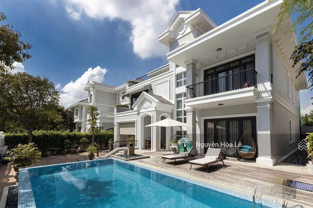 Cho thuê biệt thự chateau 4 phú mỹ hưng, diện tích 580m2 có hồ bơi, hầm, 5 phòng ngủ
