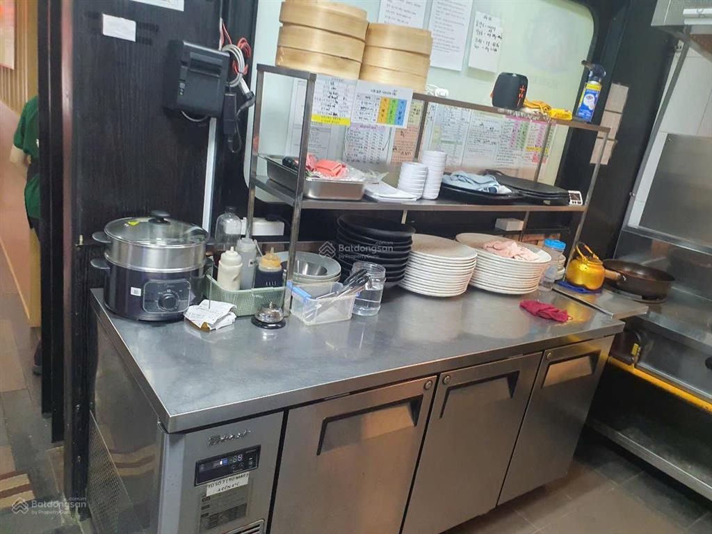 Sang nhượng mặt bằng nhà hàng phú mỹ hưng cao triều phát 12x18.5m giá 750tr