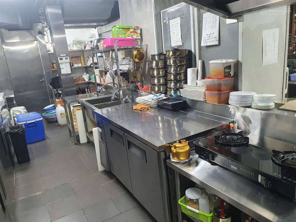 Sang nhượng mặt bằng nhà hàng phú mỹ hưng cao triều phát 12x18.5m giá 750tr