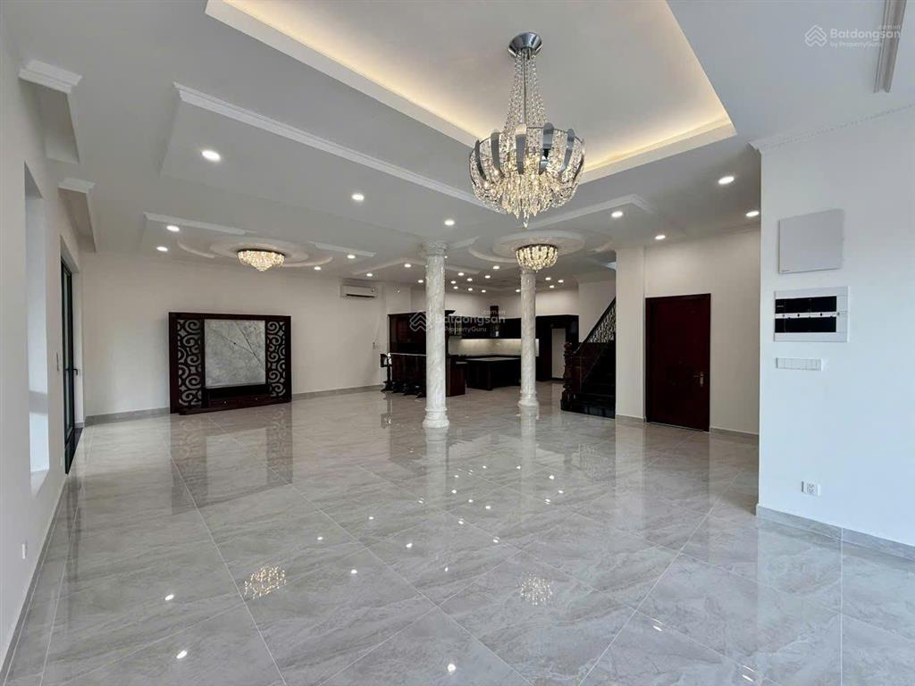 Cho thuê biệt thự đơn lập mỹ phú 1, đối diện công viên, nhà mới đẹp